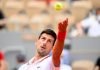 Novak Djokovic tuvo un susto, pero logró remontar para meterse a cuartos del Roland Garros