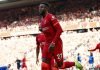 Liverpool venció 2-0 al Everton y sigue luchando por el título de la Premier League