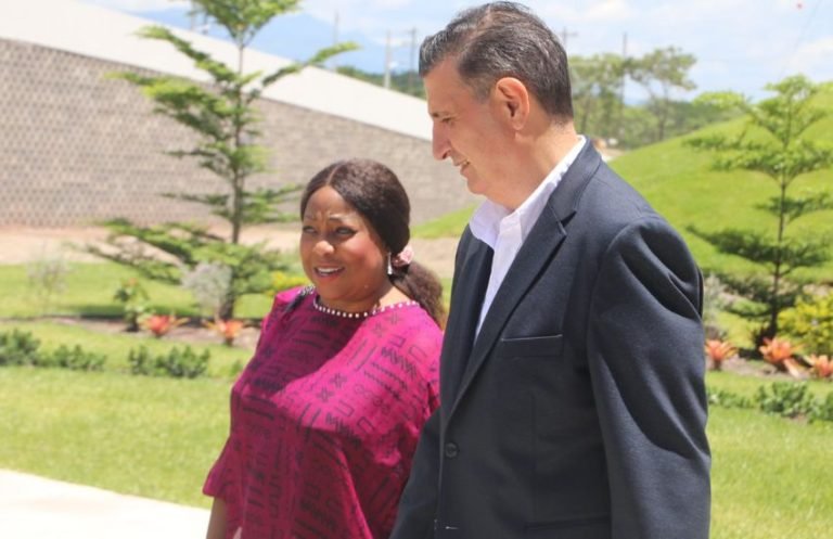 Secretaria General de la FIFA llega a Honduras para supervisar obras realizadas por Fenafuth