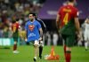 GALERÍA: Aficionado irrumpe en el juego entre Portugal y Uruguay portando la bandera LGTB