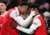 Arsenal sufre pero vence 3-2 al Manchester United; los de Londres se alejan del City