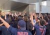 Hinchas del PSG insultan a Lionel Messi en protesta realiza en la sede del club
