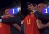 Presidente de la Federación Española de Fútbol da polémico beso a una jugadora tras ganar el Mundial