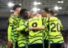 Arsenal goleó al Brighton y sigue luchando por la Premier League