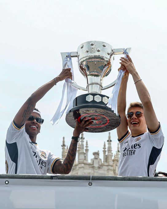 Real Madrid celebra el título y lucen la Copa por los cielos de la ciudad.