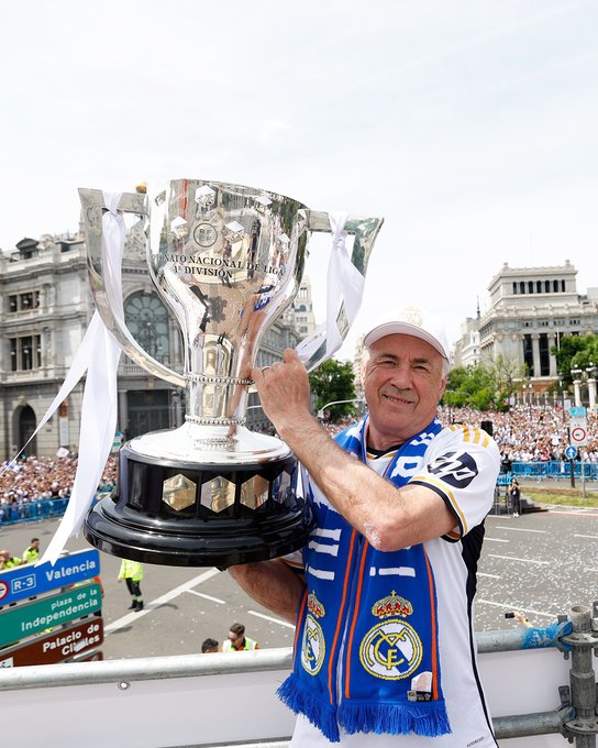 Real Madrid celebra el título. Acá Carlo Ancelotti con la Copa de la Liga de España.