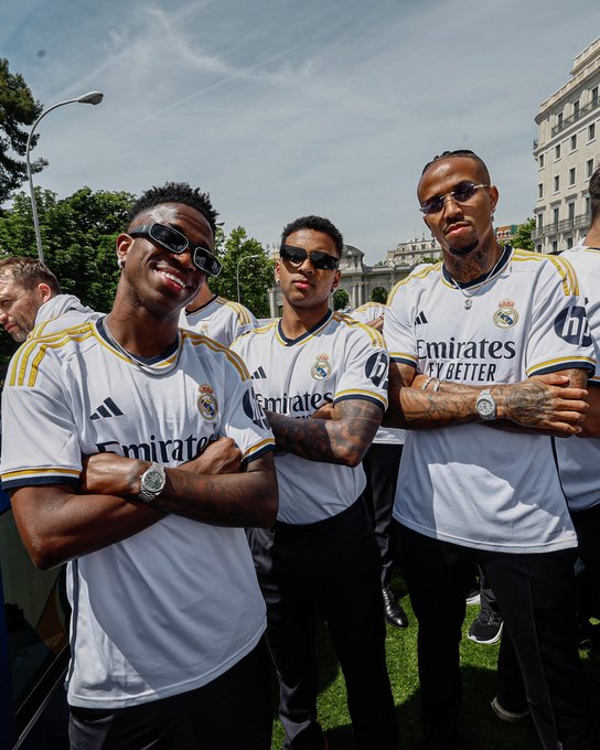 Real Madrid celebra el título y acá los brasileños lucen las camisas del equipo merengue.