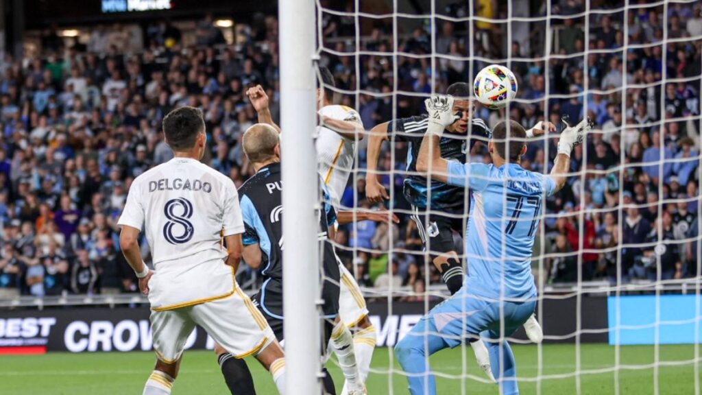 Kervin Arriaga marca golazo con asistencia de Joseph Rosales en empate del Minnesota ante Galaxy.