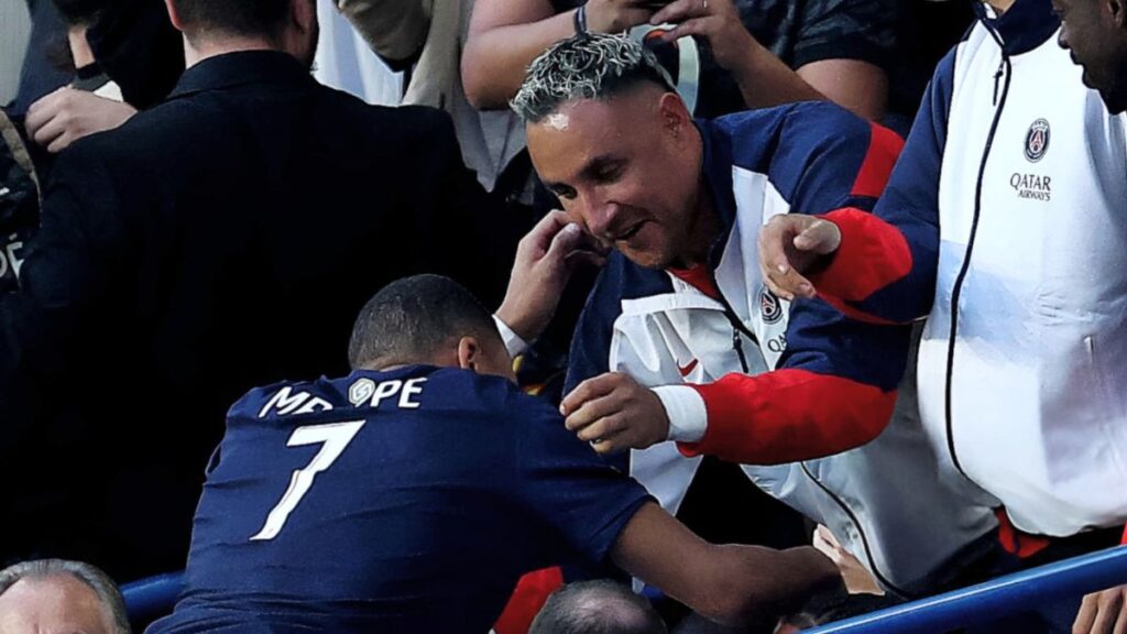 Keylor Navas se despide del PSG y acá en un abrazo con Mbappé que también se marcha del club.