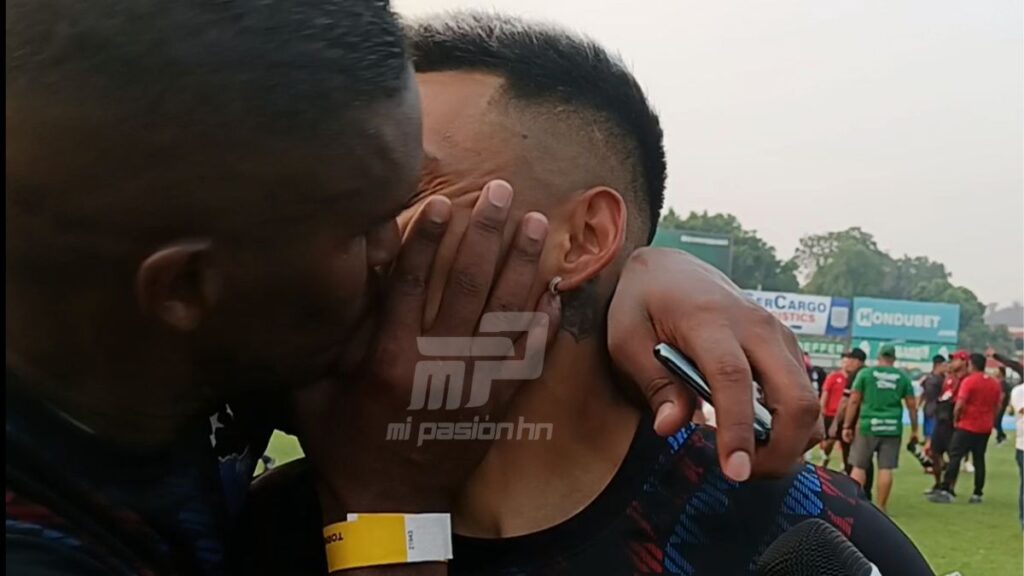 Andy Najar otra víctima de Beckeles; Acá el beso que le dio el defensor tras ganar la Copa 38.