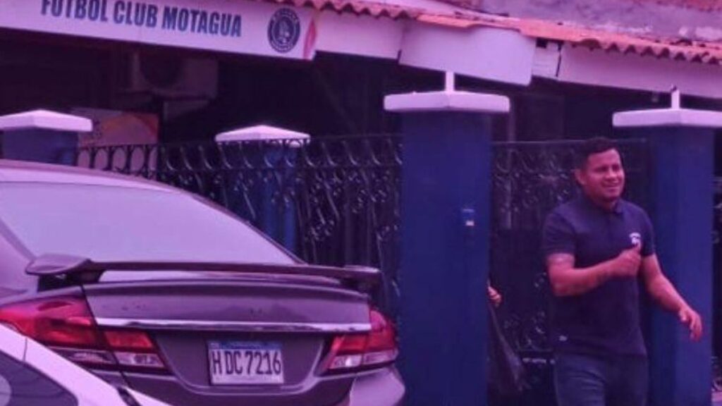 “Patón” Mejía no fichó para Motagua, es nuevo jugador del Municipal Limeño. Acá el momento que fue captado en la sede del azul.