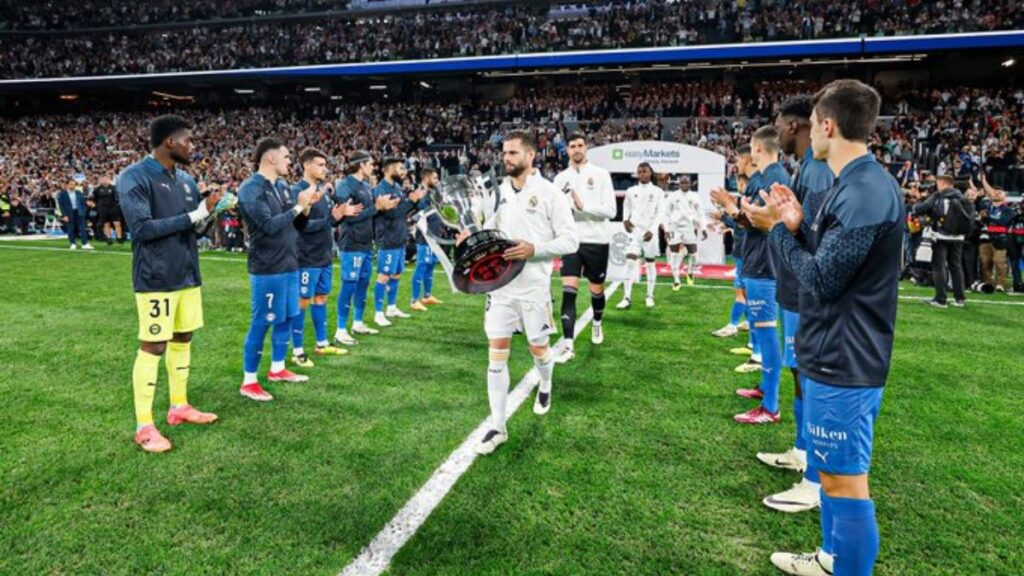 Real Madrid festeja título goleando 5-0 al Alavés y les hicieron el pasillo.