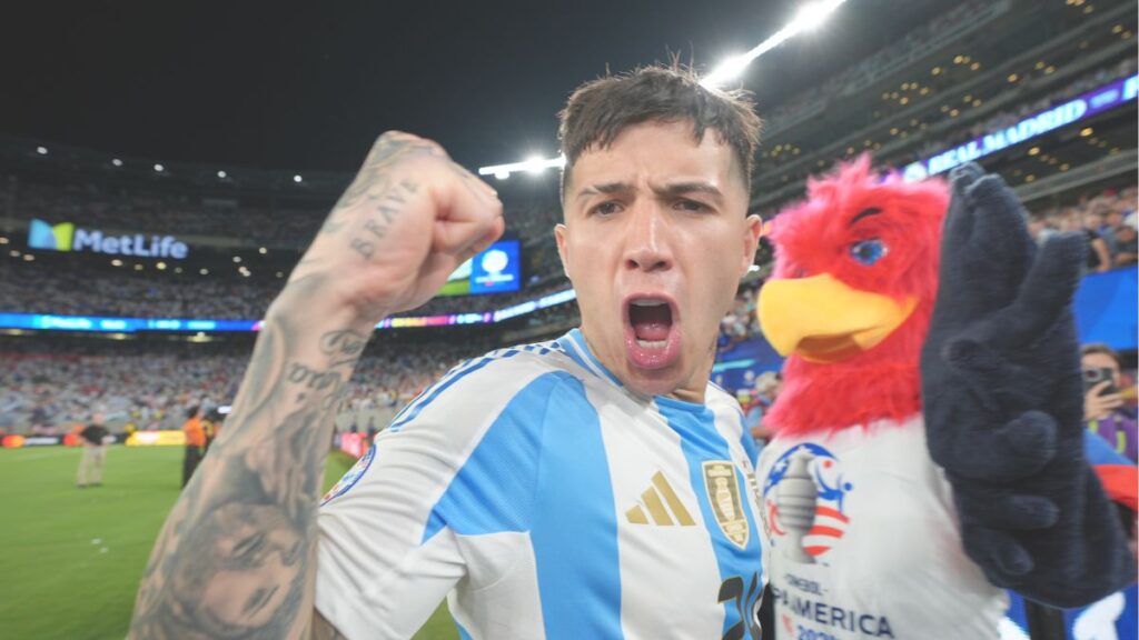 Argentina sufrió, pero venció a Chile para clasificar a cuartos de final de la Copa América.