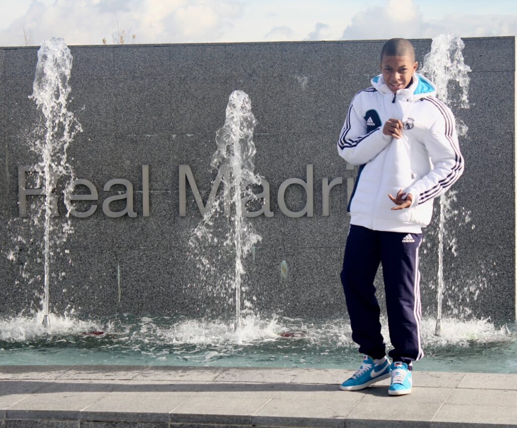 Kylian Mbappé es oficialmente nuevo jugador del Real Madrid.