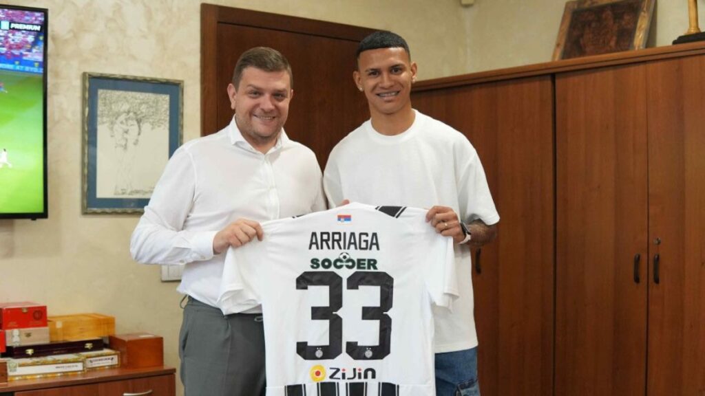 Kervin Arriaga es presentado como jugador del Partizán de Belgrado.