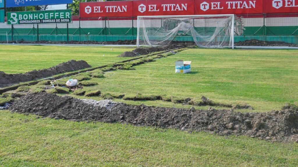 Marathón trabaja en mejorar grama del estadio Yankel Rosenthal.