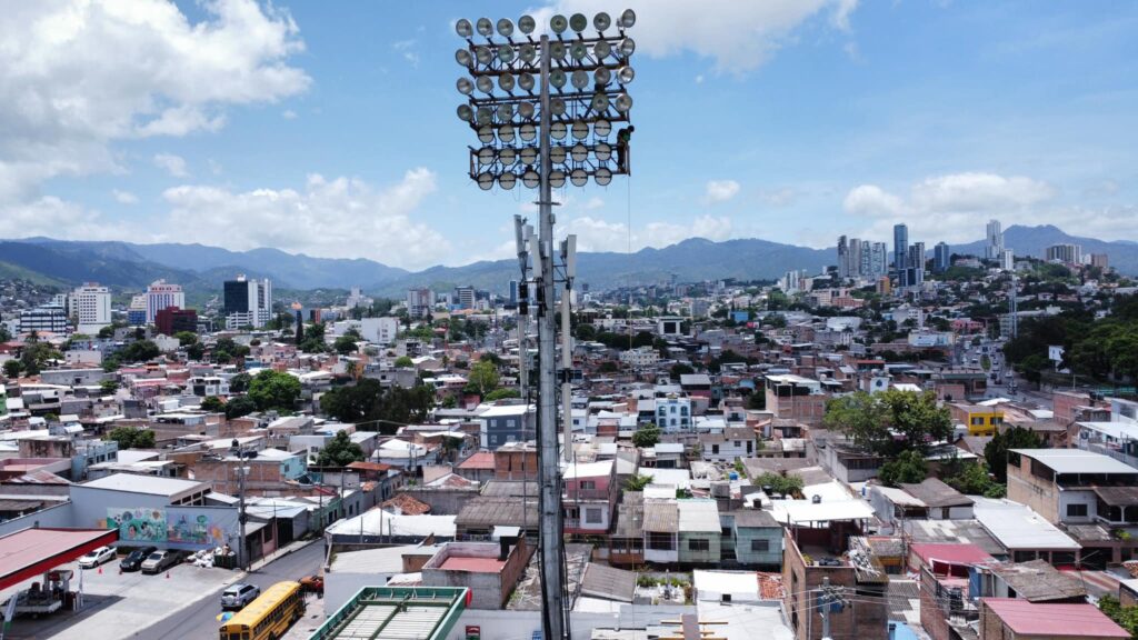 Condepor mejora alumbrado eléctrico del estadio Nacional previo a la Copa Centroamericana de Concacaf.