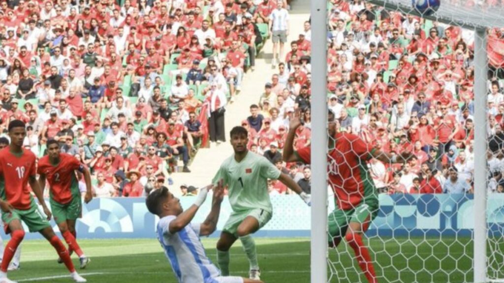 Escándalo en debut de Argentina en Juegos Olímpico, 15 minutos de descuento, invasión y el VAR anuló gol.