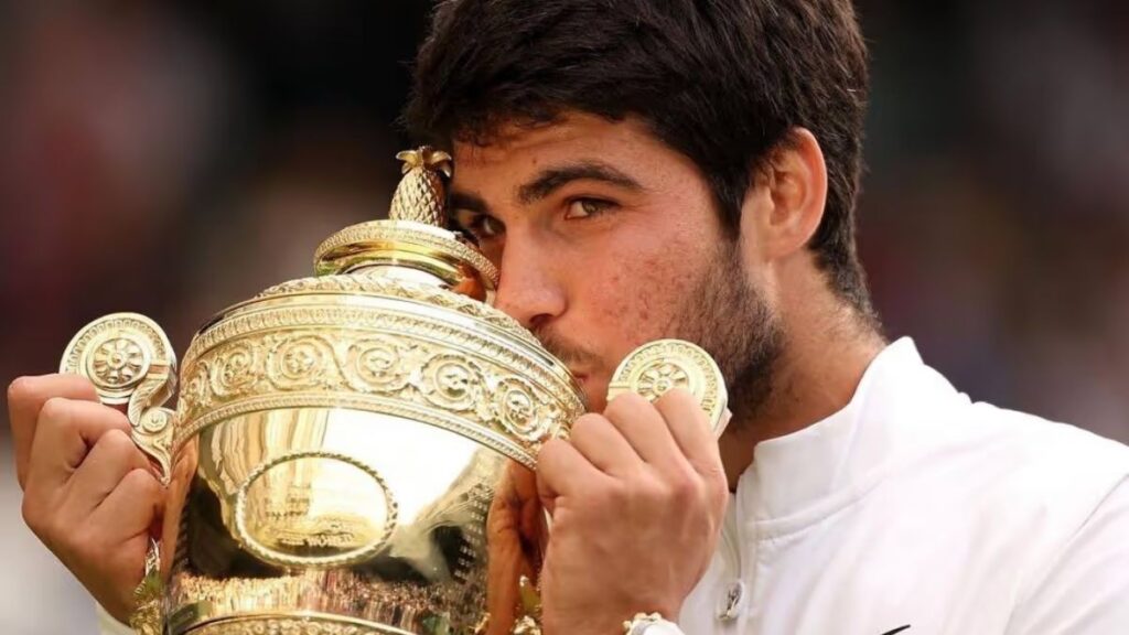 Alcaraz derrota a Djokovic y se corona campeón de Wimbledon.