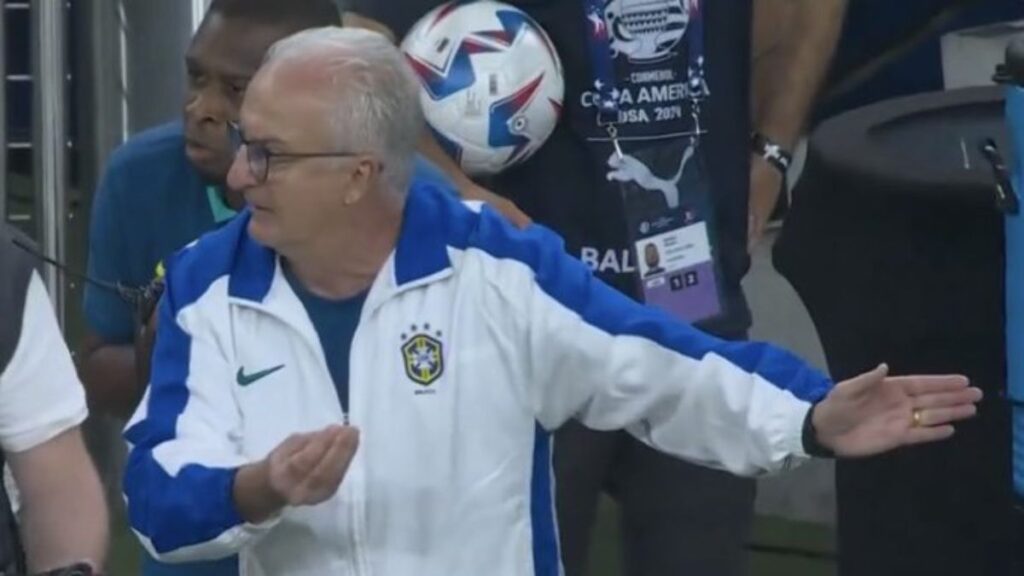 La imagen de Dorival fuera del rondo de jugadores de Brasil da vuelta al mundo.