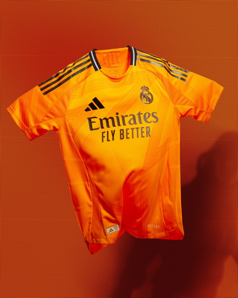 Real Madrid presenta su nueva camisa color naranja.