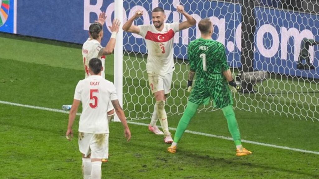 Turquía luchó hasta el final y clasificó a cuartos de final de la Eurocopa.