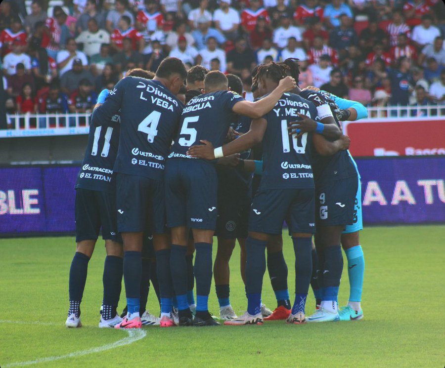 Olimpia empata con Motagua en un clásico con Mejívar como héroe y Auzmendi como villano.