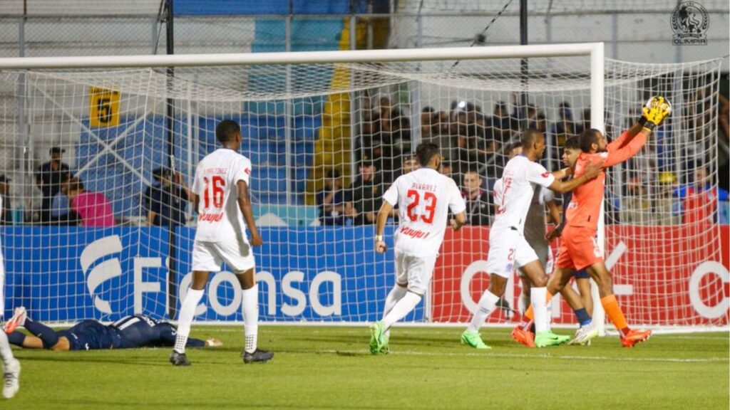 Gustavo Reggi cuestiona el penal a favor de Motagua: “No es una mano intencional”.