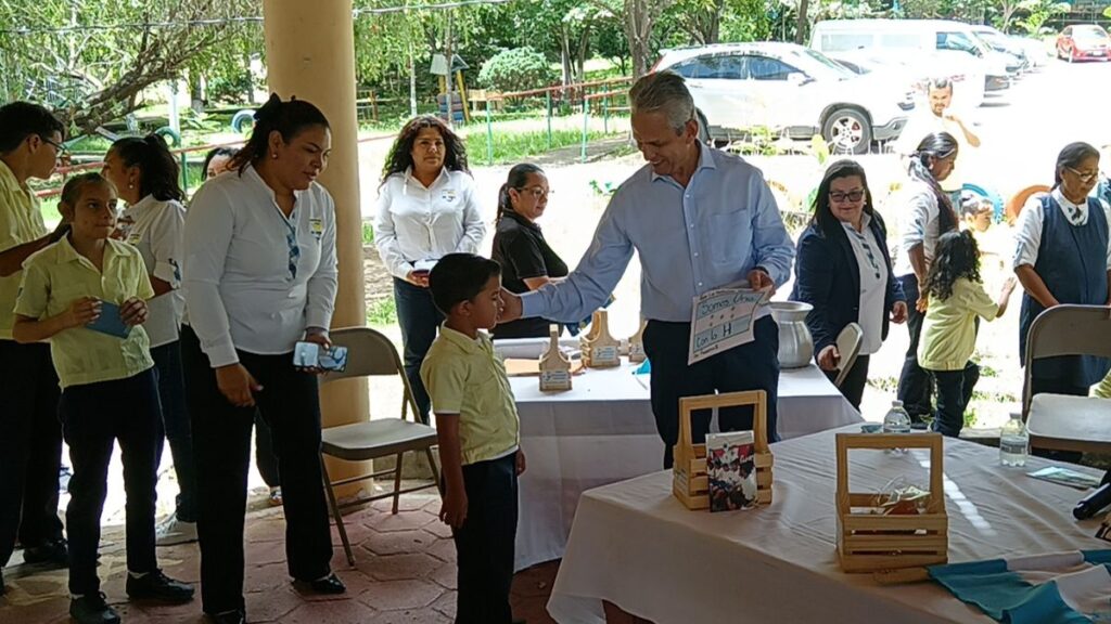 Reinaldo Rueda y autoridades de FFH se comprometen con el Juana Lecrerc.