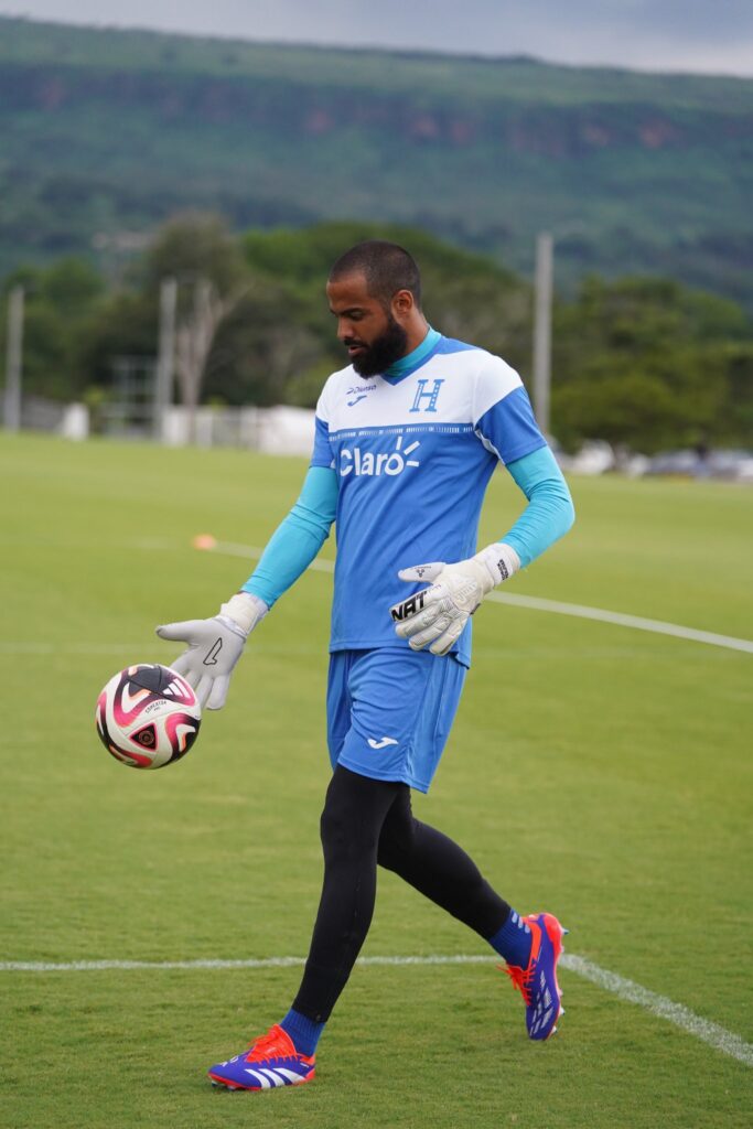 El entrenador de la Selección Nacional de Honduras, Reinaldo Rueda, aseguró que, pese a su lesión, su arquero principal, Edrick Menjívar, “no quiere tirar la toalla”.