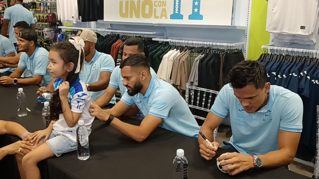 Seleccionados de Honduras comparten con aficionados en Sportia.