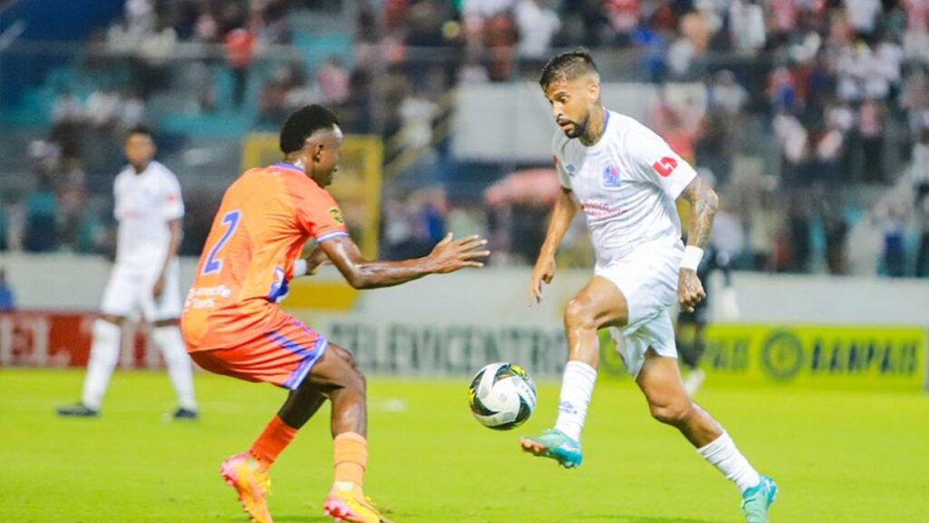 Olimpia sale de su mala racha y vence 3-1 a Lobos de UPN en San Pedro Sula.