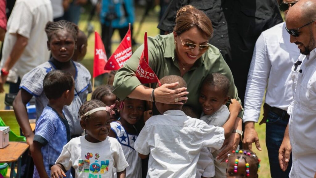 Presidenta Xiomara Castro llega a la comunidad garífuna de Río Tinto para inaugurar un nuevo centro escolar