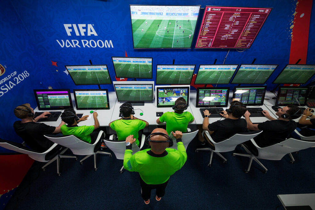 FIFA estudia posibilidad que entrenadores impugnen decisiones del VAR