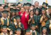 La mandataria clausura el año escolar en ceremonia de graduación de 103 jóvenes becados por su gobierno