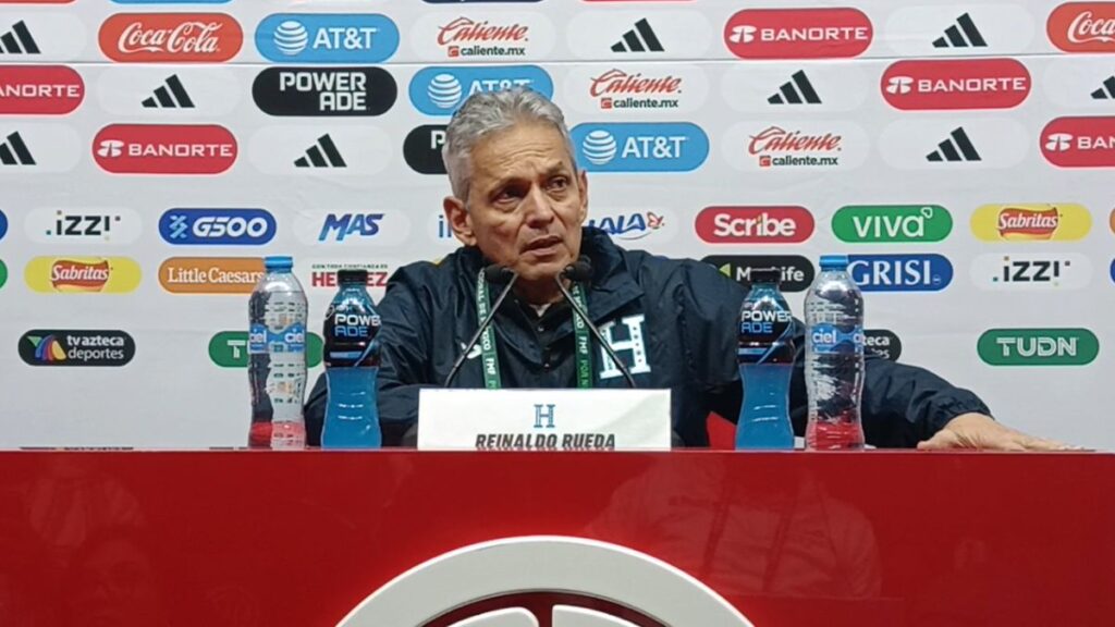 Reinaldo Rueda responde por qué jugó Juan Obregón y se responsabiliza por recibir paliza de México