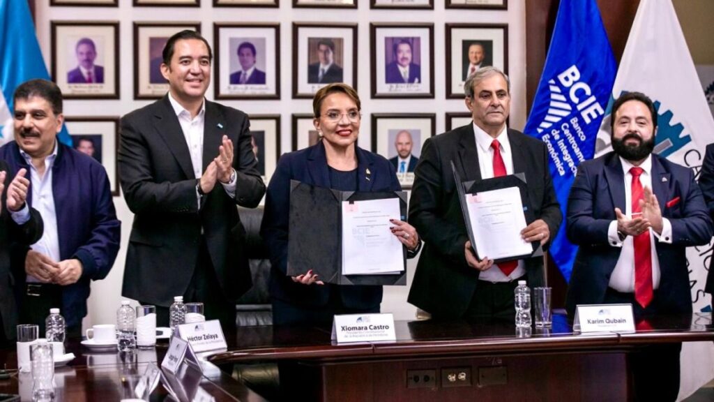 Xiomara Castro preside ceremonia de firma de contrato de financiamiento para construcción de represa El Tablón