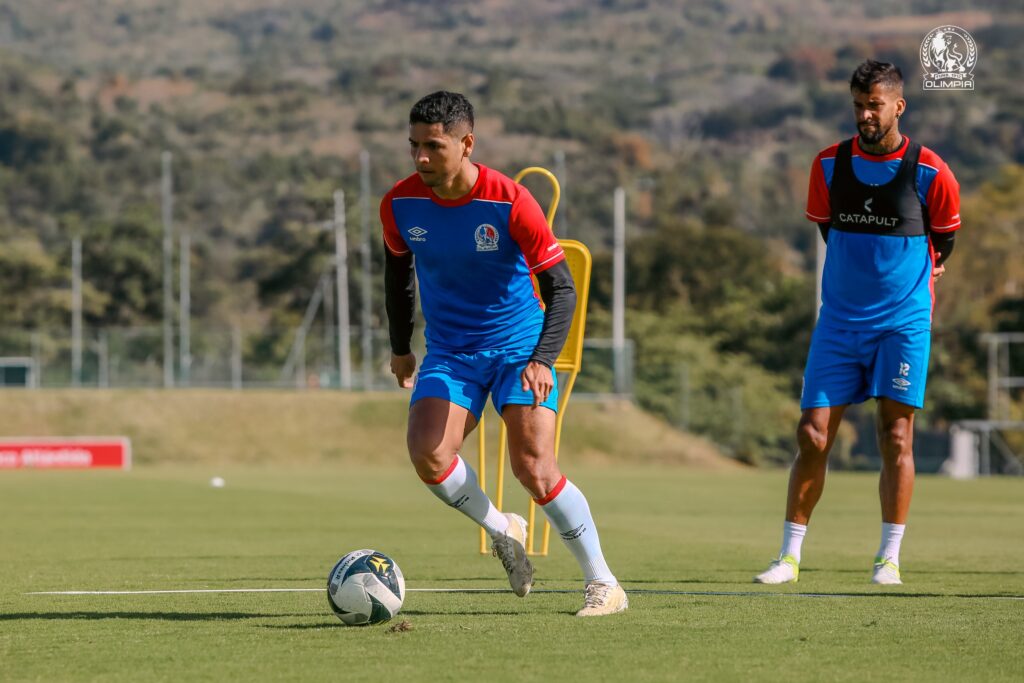 Carlos Pineda confirma que está recuperado de su lesión y advierte: “El trabajo dará el éxito”