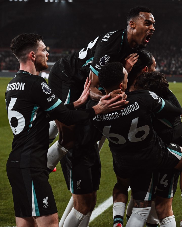 Liverpool derrota al Brentford en los últimos minutos
