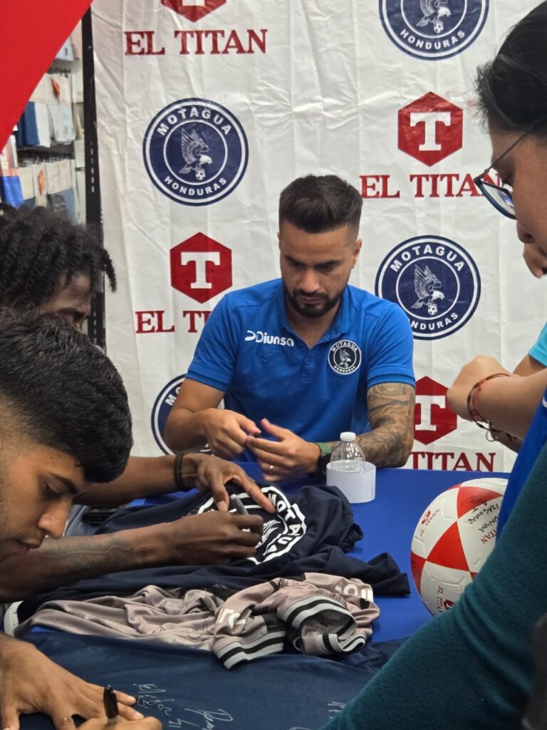 Jugadores de Motagua comparten con aficionados en Almacenes el Titán en Tegucigalpa