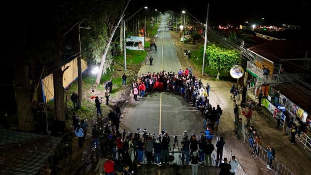 Xiomara inaugura la iluminación de tramo carretero de la entrada a Valle de Ángeles