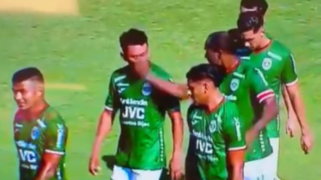LAMENTABLE: Juan Anangonó pega una “cachetada” a Alexy Vega en pleno partido