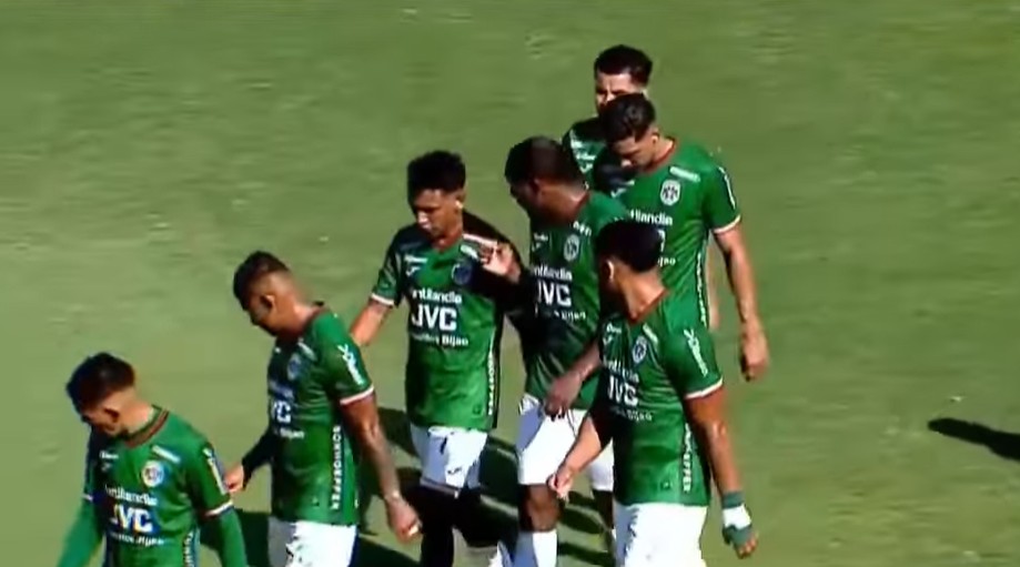 LAMENTABLE: Juan Anangonó pega una “cachetada” a Alexy Vega en pleno partido
