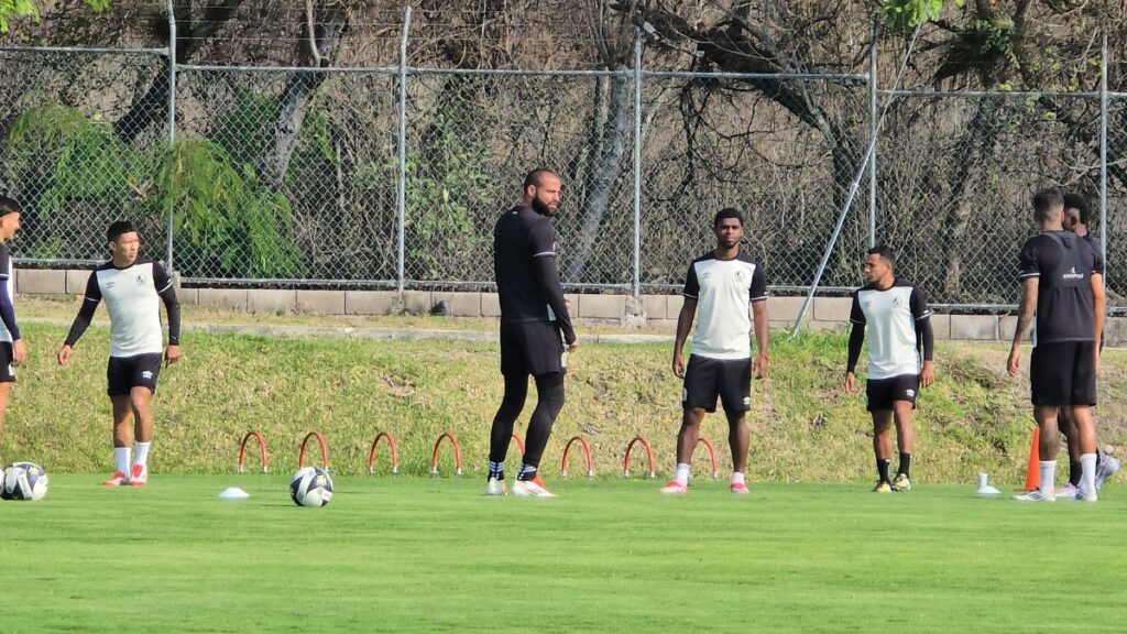 Edrick Menjívar entrena con normalidad y estará listo para las semifinales del torneo Clausura