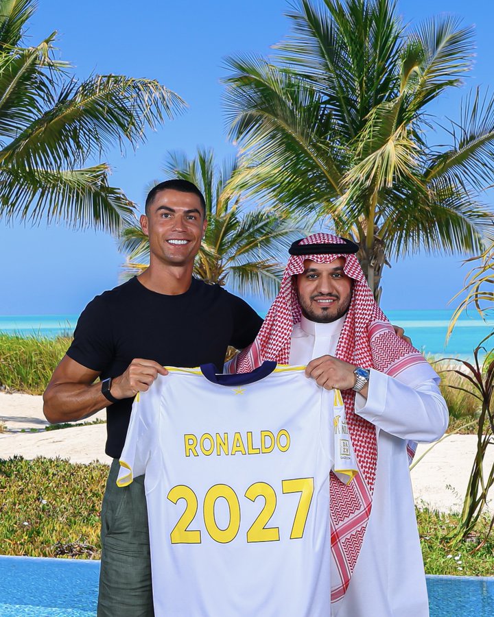 Cristiano Ronaldo renueva contrato con Al Nassr hasta 2027
