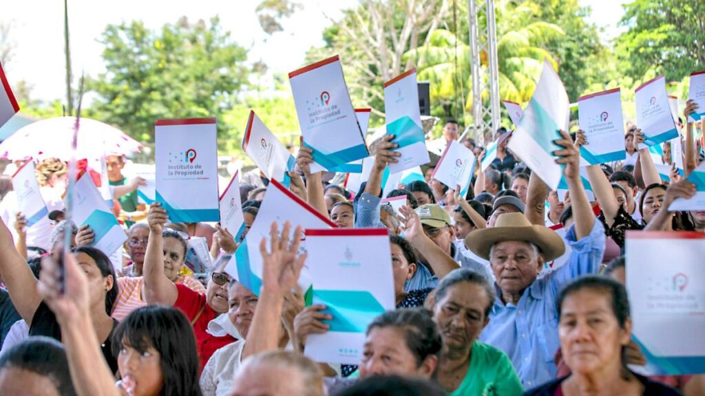 Xiomara Castro entrega 1,125 títulos de dominiopleno a 4,500 pobladores de aldeas de Olanchito