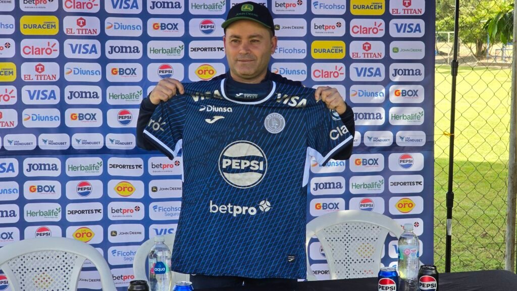 Javier López ya luce la camisa de Motagua: “Es una bendición estar acá en uno de los clubes más grandes de Centroamérica”