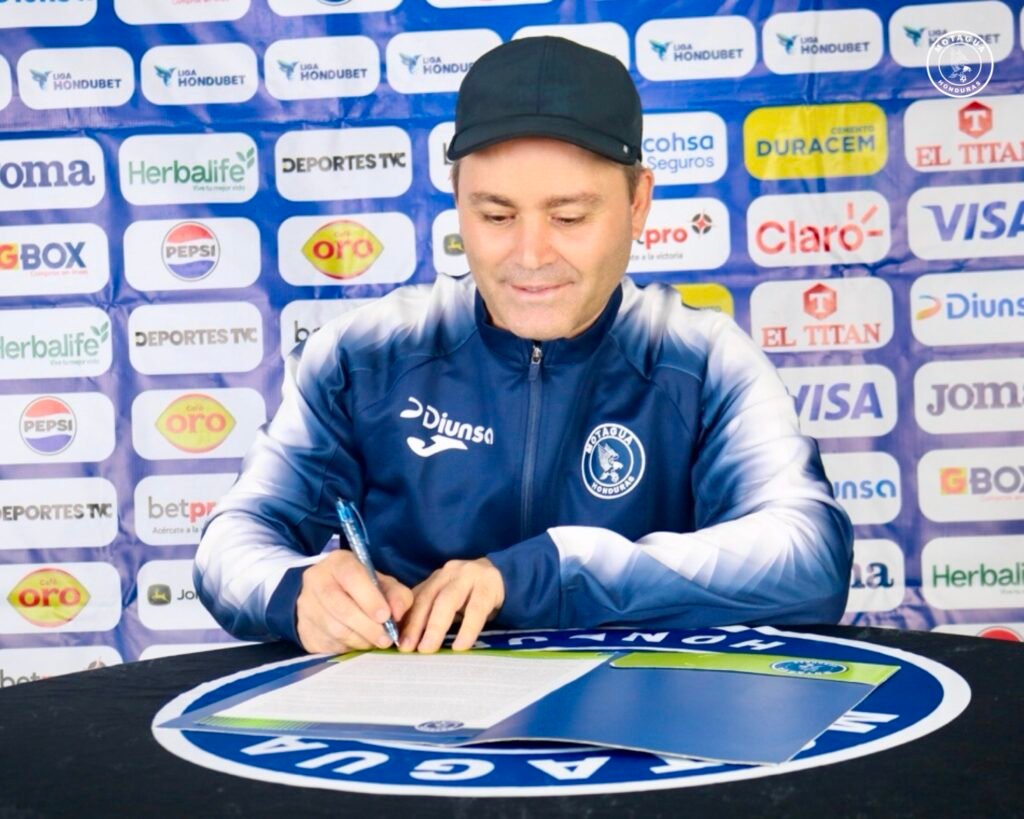 Javier López firma contrato y oficialmente es nuevo entrenador de Motagua