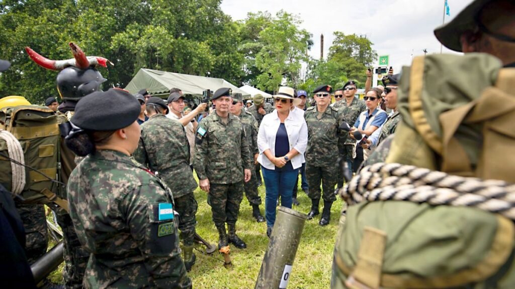 Xiomara reitera a FFAA garantizar comicios libres, transparentes y alternabilidad en el poder