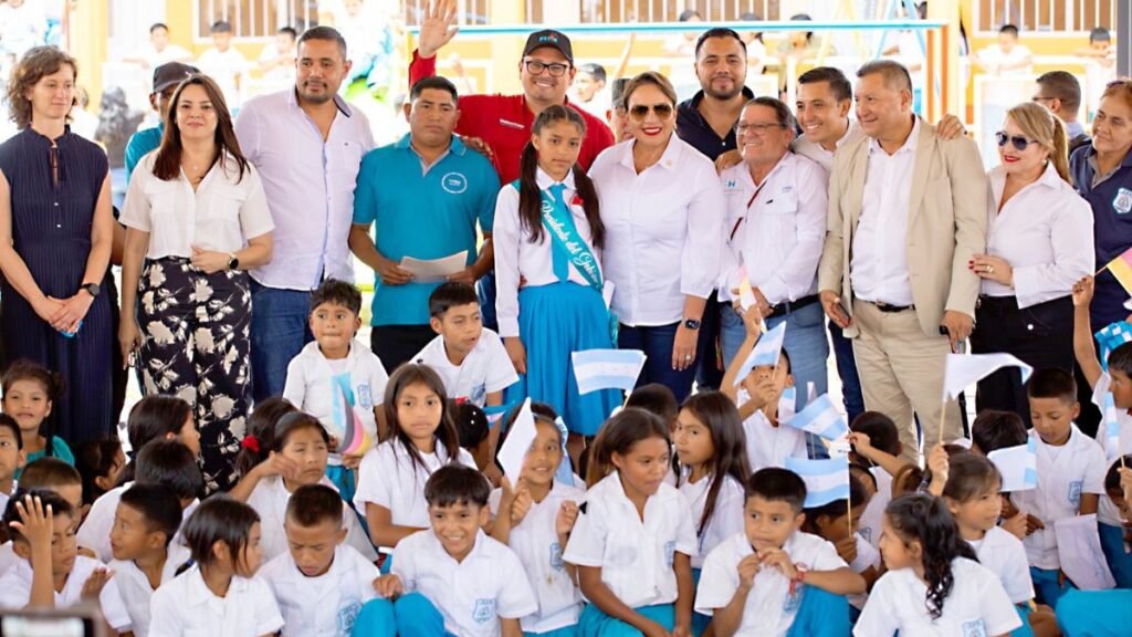 Presidenta Castro inaugura Centro de Educación Básica en San José de Pane, Comayagua